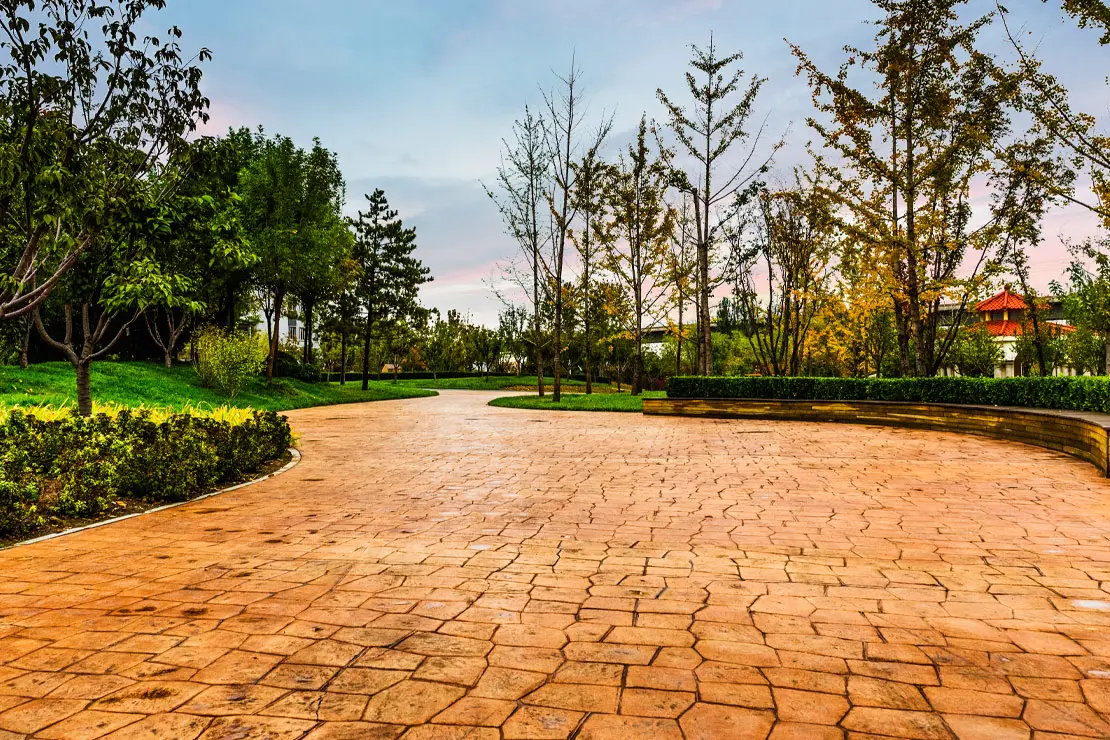 Parque con pavimento de concreto estampado.